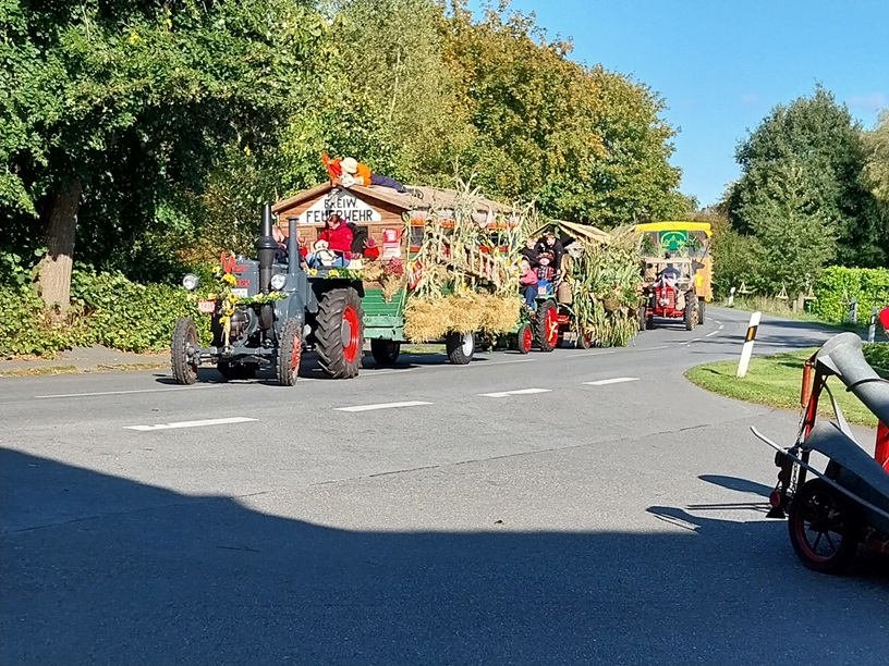 Hier kommen ein paar sehr gut geschmückte Wagen des Erntedankfestes 2024.