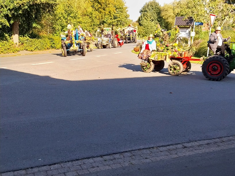 Heute zum Erntedankfest zogen viele geschmückte alte Traktoren durch den Ort.