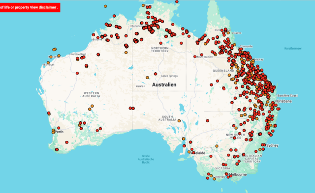 Karte von Australien mit Markierungen über Buschfeuer mit orangen und roten Punkten. Im Osten sind viele