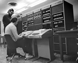 749px-Ken_Thompson_(sitting)_and_Dennis_Ritchie_at_PDP-11_(2876612463).jpg